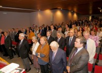Plano general del público que asiste al homenaje