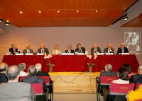 Plano general con los participantes en el homenaje