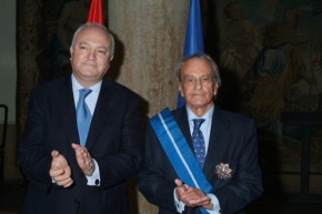 Moratinos impuso la Gran Cruz de la Orden del Mérito Civil a “Cándido”