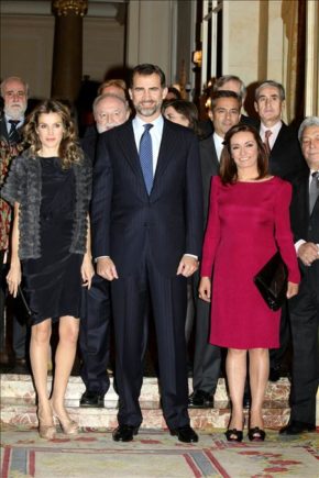 Pepa Bueno posa junto a los los Príncipes de Asturias