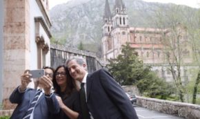 Angels Barceló, Álvaro López Goicoechea e Ignacio Torreblanca recibieron en Covadonga el XXI Premio “Madariaga”
