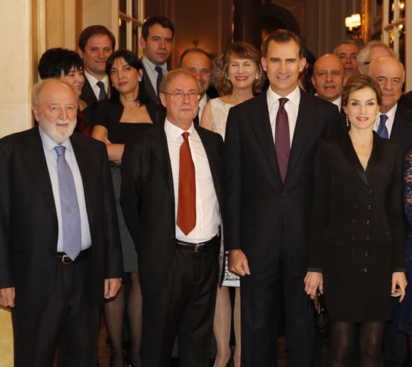 SSMM los Reyes junto al premiado y los miembros del jurado