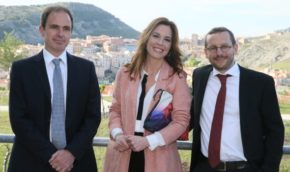 Mamén Mendizábal, Antonio Delgado e Íñigo domínguez recibieron en Cuenca el premio de periodismo salvador de madariaga