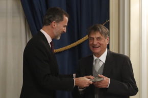 SSMM los Reyes Don Felipe y Doña Letizia hicieron entrega del XXXIII Premio de Periodismo “Francisco Cerecedo” a Claudio Magris