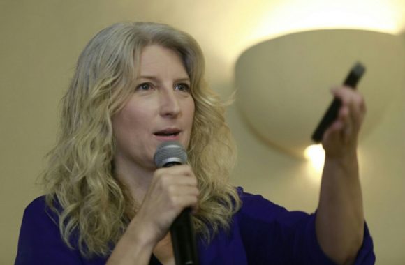 Janine Warner en un momento de su conferencia