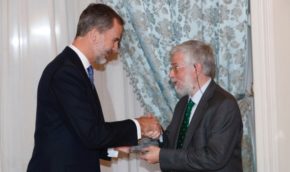 SS. MM. los Reyes entregan a Florencio Domínguez el premio “Cerecedo” de periodismo
