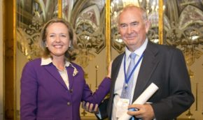 La Ministra de Economía y Empresa, Nadia Calviño, entregó el I Premio de Periodismo Económico “Carlos Humanes” a Mariano Guindal