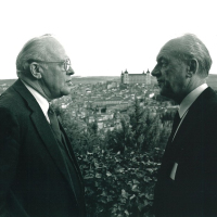 Adrian S. John y M. Shelpin