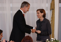 Don Felipe hace entrega a la premiada, Anne Applebaum, el Premio de Periodismo "Francisco Cerecedo"