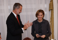Su Majestad el Rey aplaude a la premiada, Anne Applebaum, tras hacerle entrega del Premio de Periodismo "Francisco Cerecedo"