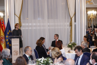 La premiada Anne Aplebaum, dirige unas palabras tras recibir el Premio de Periodismo "Francisco Cerecedo"