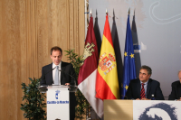 Íñigo Domínguez leyendo su discurso de agradecimiento