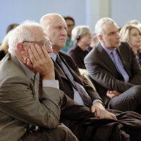 Josep Borrell entre el público del acto