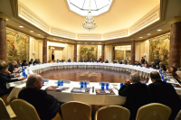 Plano general de la mesa de debate en la que se celebró el Club Madariaga