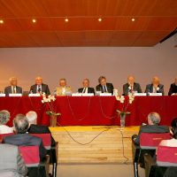 Plano general con los participantes en el homenaje