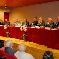 Plano general con los participantes en el homenaje