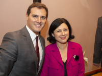 Albert Rivera y Věra Jourová posan tras el debate
