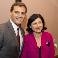 Albert Rivera y Věra Jourová posan tras el debate