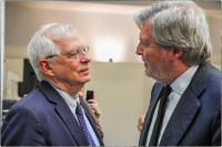 Josep Borell e Íñigo Méndez de Vigo conversan durante el evento