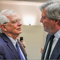 Josep Borell e Íñigo Méndez de Vigo conversan durante el evento