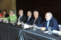 Mesa de autoridades durante la ceremonia de entrega