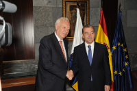 Saludo entre José Manuel García-Margallo y Paulino Rivero