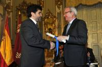 Ramón Luis Valcárcel entrega el premio a Rafael Panadero
