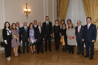 SS.MM los Reyes de España posan con los familiares del premiado