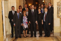 Sus Majestades los Reyes con el premiado y los miembros del jurado