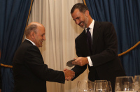 José Antonio Zarzalejos recibe el galardón de manos de SS.MM. el Rey Don Felipe VI