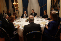 Sus Majestades los Reyes en la mesa presidencial