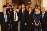 SSMM los Reyes posan junto a Félix de Azúa y miembros del jurado