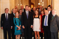 Sus Majestades los Reyes posan con el ganador y los miembros del Jurado