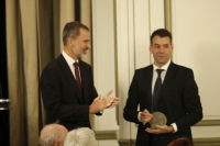 Don Felipe aplaude a Rubén Amón, quien posa con el Premio