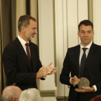 Don Felipe aplaude a Rubén Amón, quien posa con el Premio