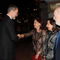 Su Majestad el Rey recibe el saludo de la vicepresidenta del Gobierno, ministra de la Presidencia, relaciones con las Cortes e Igualdad, María del Carmen Calvo