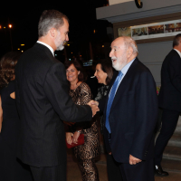 Su Majestad el Rey recibe el saludo del presidente de la Asociación de Periodistas Europeos, Diego Carcedo