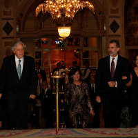 Don Felipe y Doña Letizia acceden al Hotel Palace
