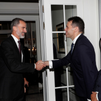 Su Majestad el Rey recibe el saludo de Rubén Amón, Premio de Periodismo "Francisco Cerecedo" en su XXXV edición