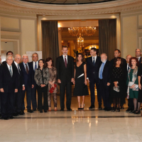 Don Felipe y Doña Letizia junto a las autoridades y miembros del jurado asistentes a la entrega del premio