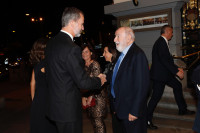 Su Majestad el Rey recibe el saludo del presidente de la Asociación de Periodistas Europeos, Diego Carcedo