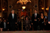 Don Felipe y Doña Letizia acceden al Hotel Palace