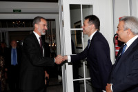 Su Majestad el Rey recibe el saludo de Rubén Amón, Premio de Periodismo "Francisco Cerecedo" en su XXXV edición