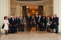 Don Felipe y Doña Letizia junto a las autoridades y miembros del jurado asistentes a la entrega del premio