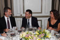 Sus Majestades los Reyes en la mesa presidencial junto a Rubén Amón