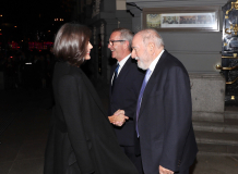 Su Majestad la Reina recibe el saludo del presidente de la Asociación de Periodistas Europeos, Diego Carcedo, a su llegada al Hotel Palace