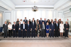 Don Felipe y Doña Letizia junto a las autoridades y miembros del jurado asistentes a la entrega del Premio