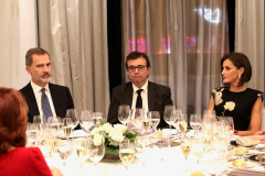 Sus Majestades los Reyes acompañadados del galardonado, Javier Cercas, en la mesa presidencial