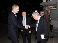 Su Majestad el Rey recibe el saludo del secretario general de la Asociación de Periodistas Europeos, Miguel Ángel Aguilar, en presencia de su presidente, Diego Carcedo