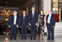 Sus Majestades los Reyes acompañados de las autoridades que les recibieron a su llegada al Hotel Palace